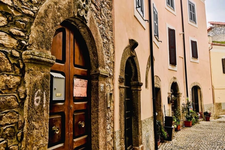 Otro pueblo medieval de Italia empieza a vender casas por un euro: cuáles son los requisitos.-